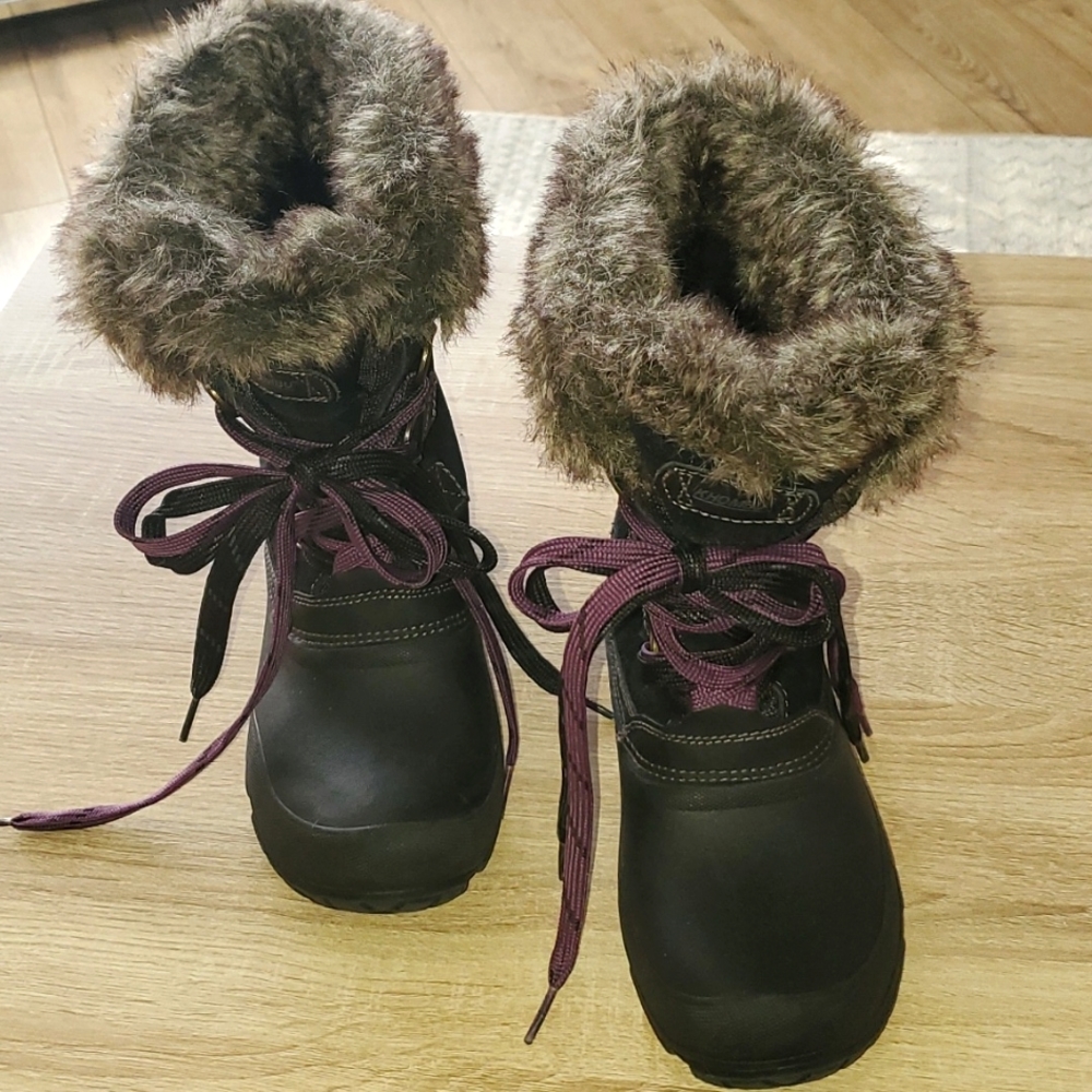Khombu leather winter boots size 8.